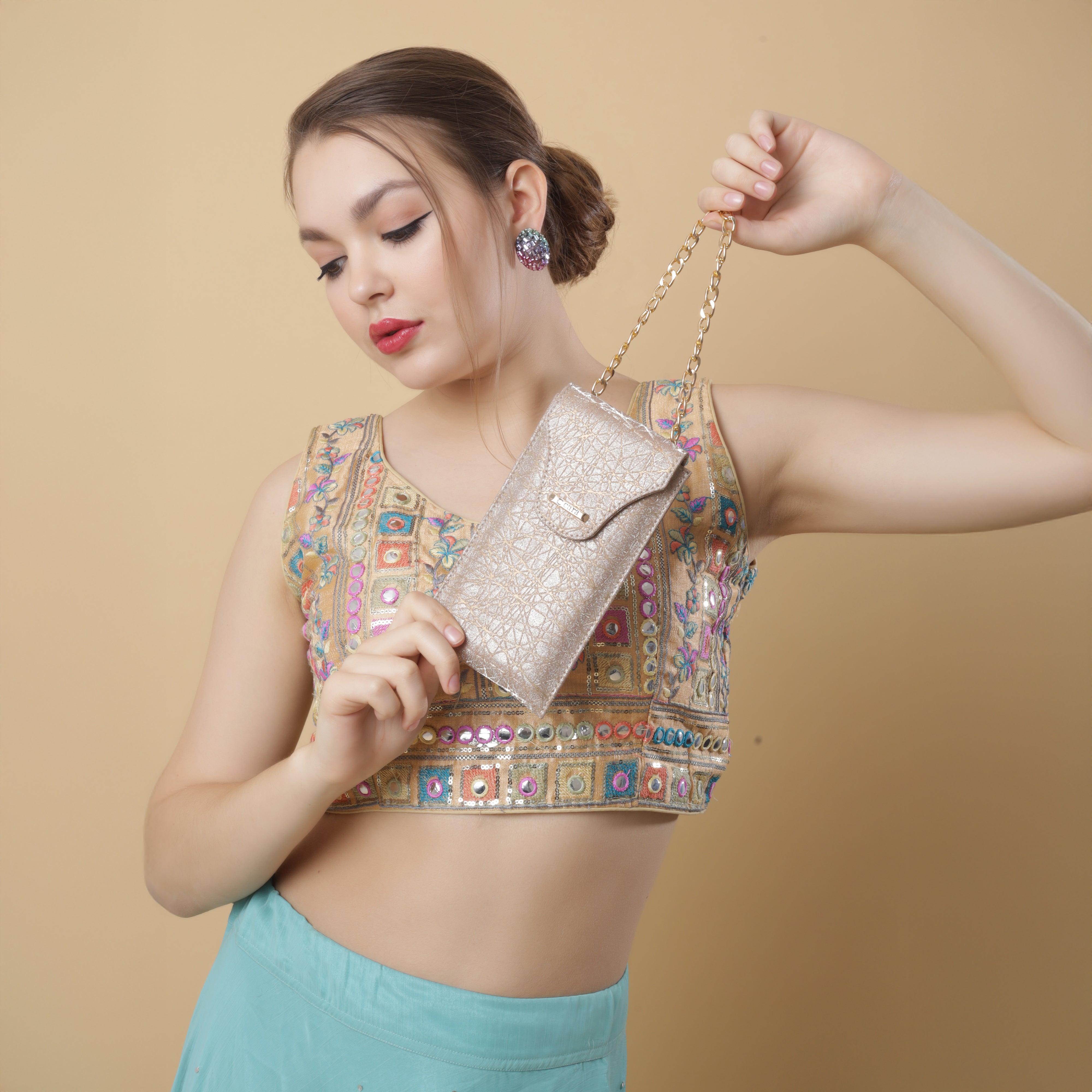 gold Gleam Chain Mobile Sling| cara