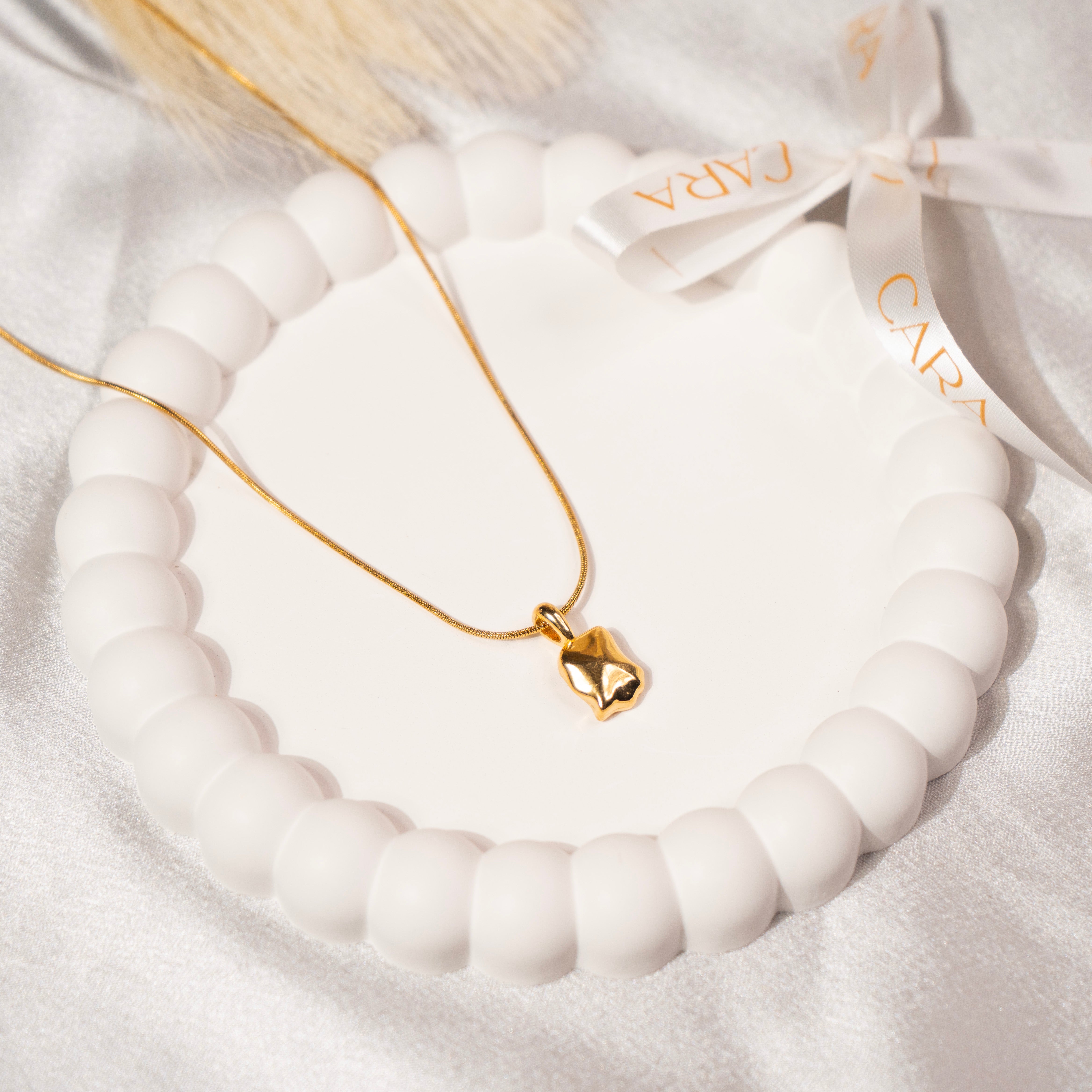 Refined Line Necklace