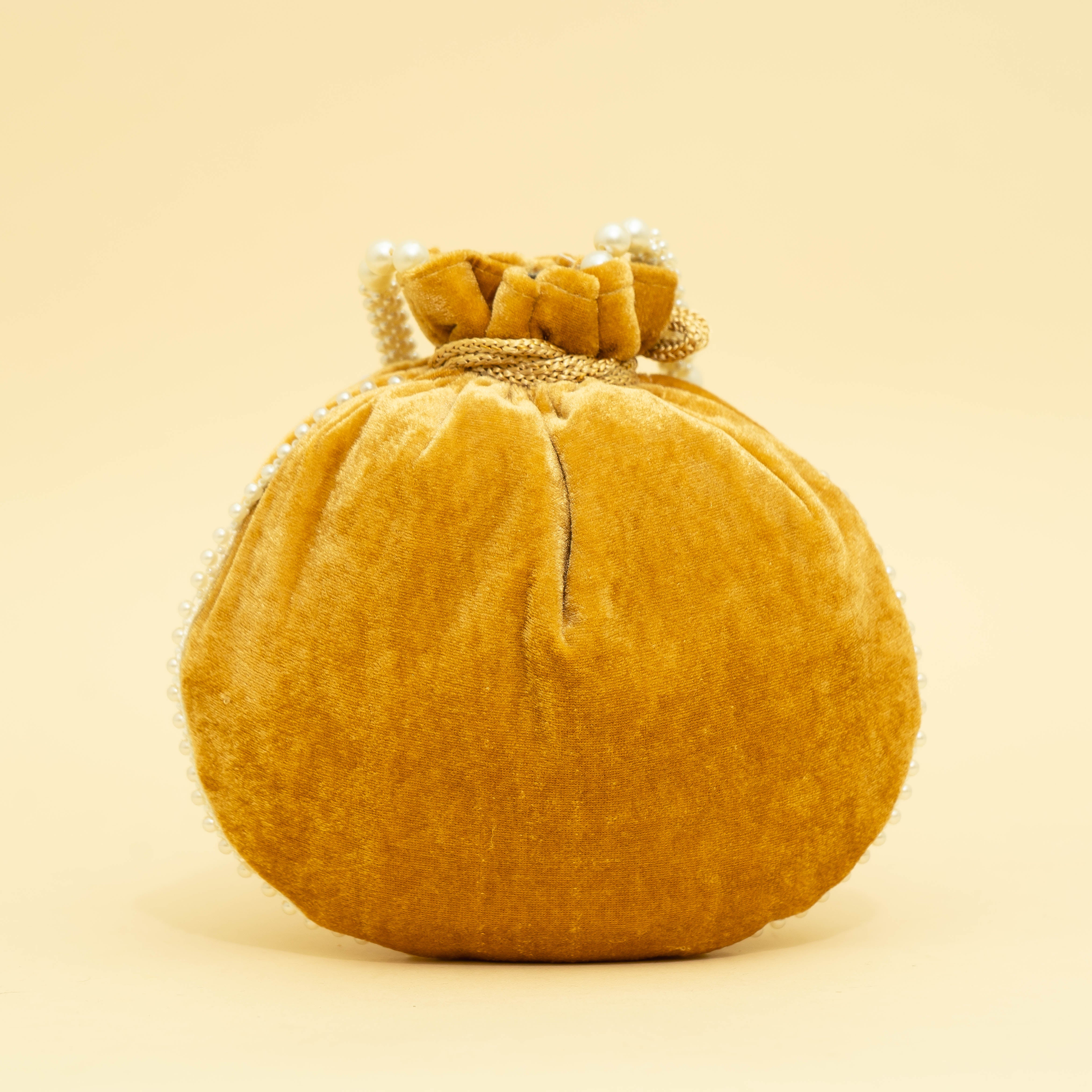 Majestic Charm | Cara