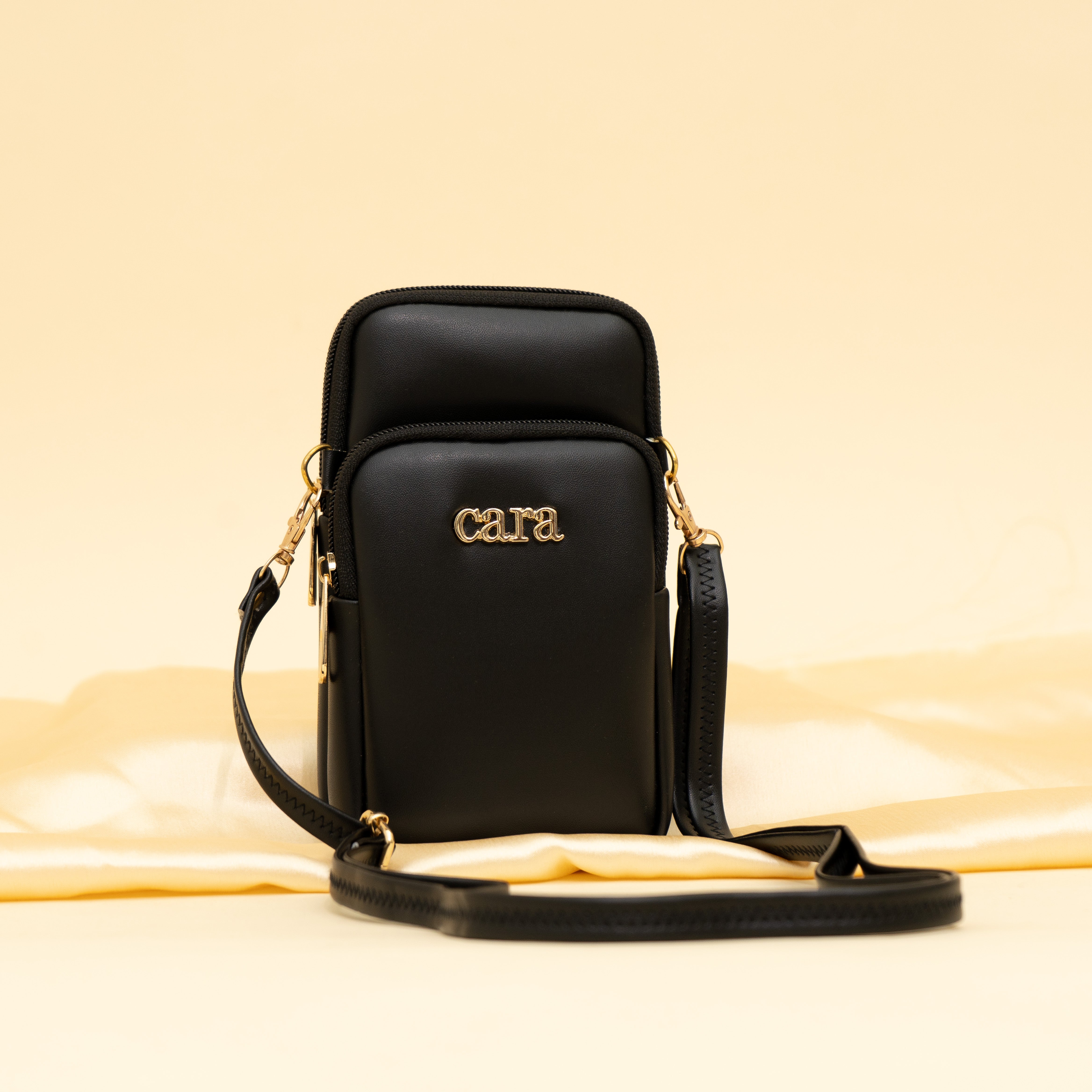 black Daily Drip mobile sling| cara
