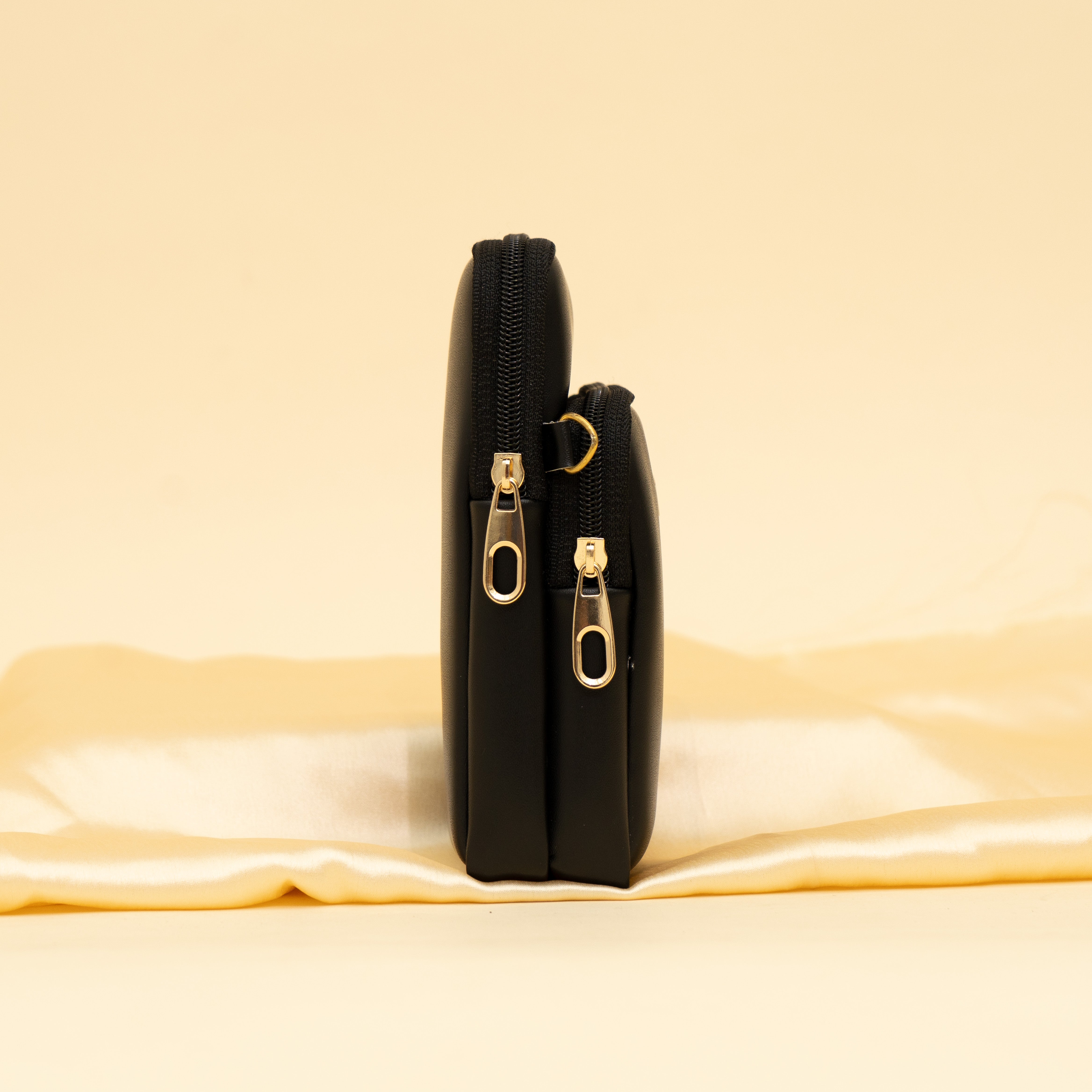 black Daily Drip mobile sling| cara