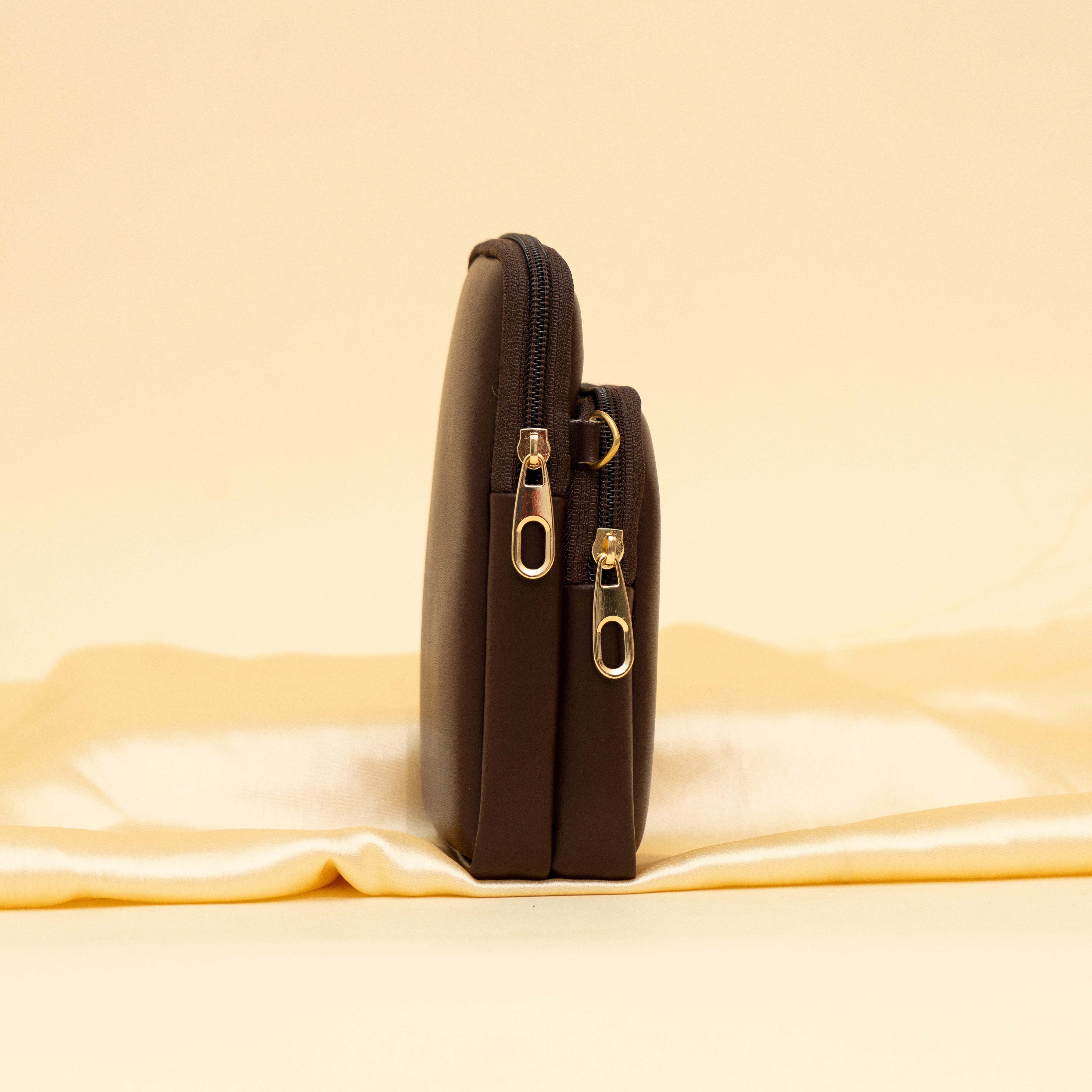 brown Daily Drip mobile sling| cara