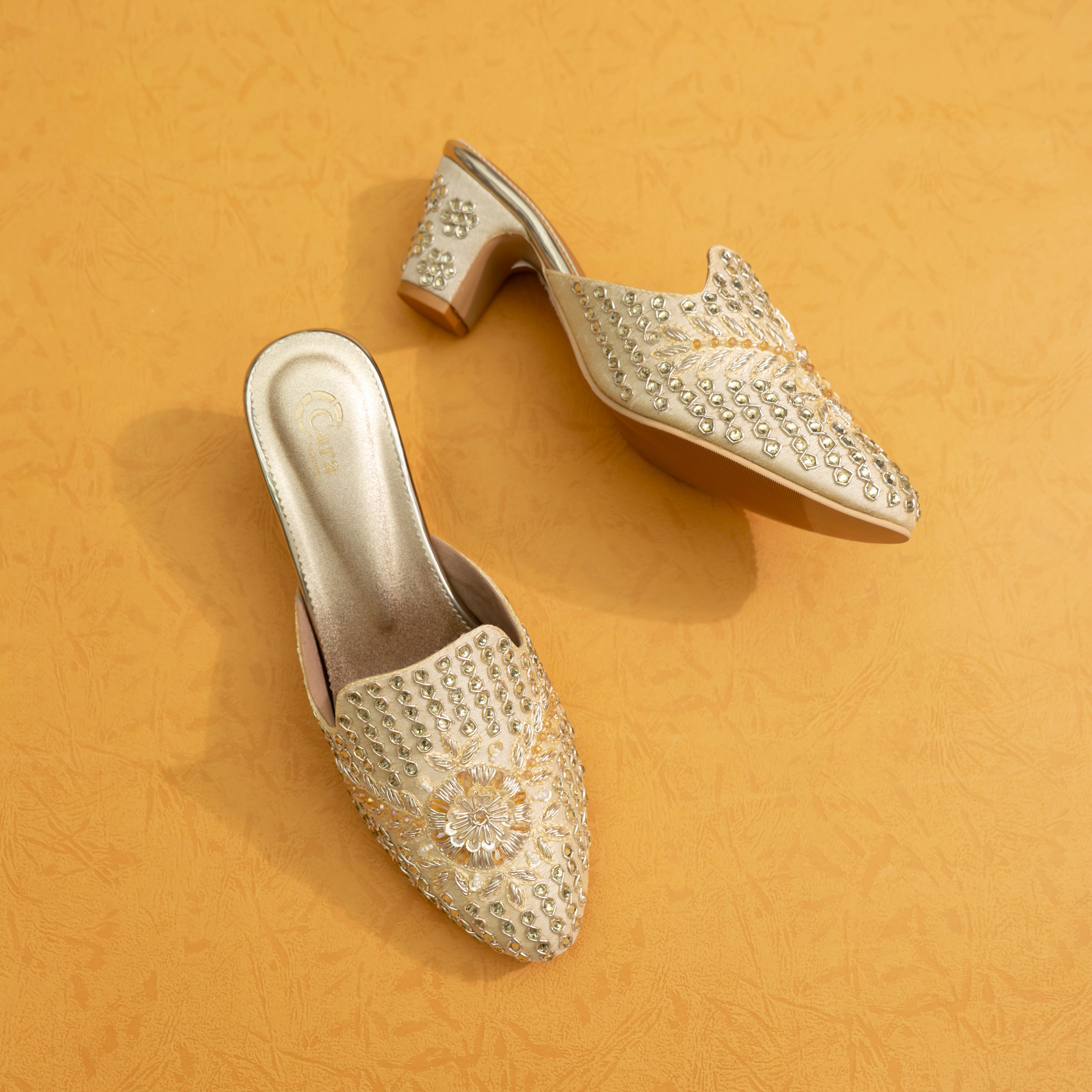 Gulabo Juttis Gold | Cara