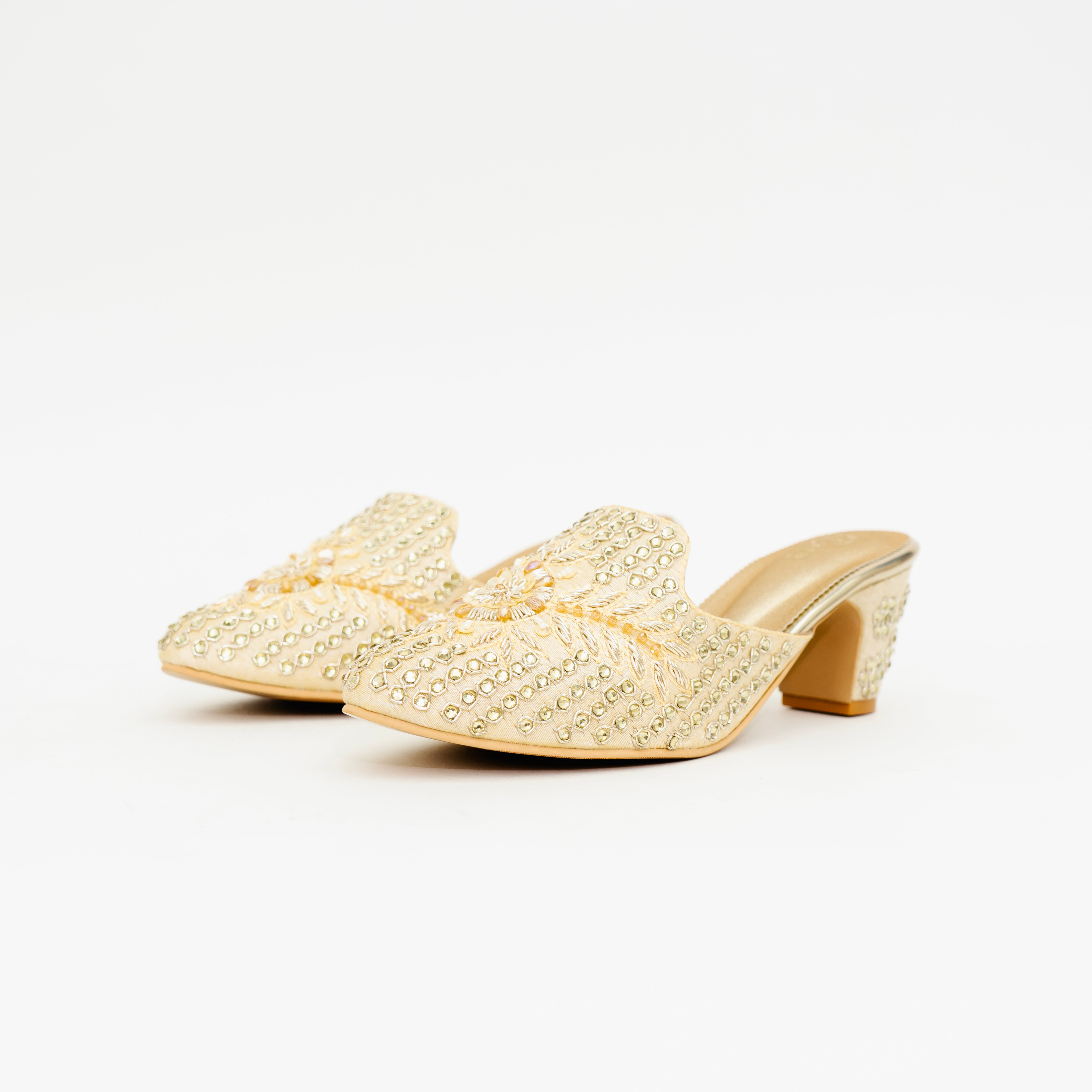 Gulabo Juttis Gold | Cara