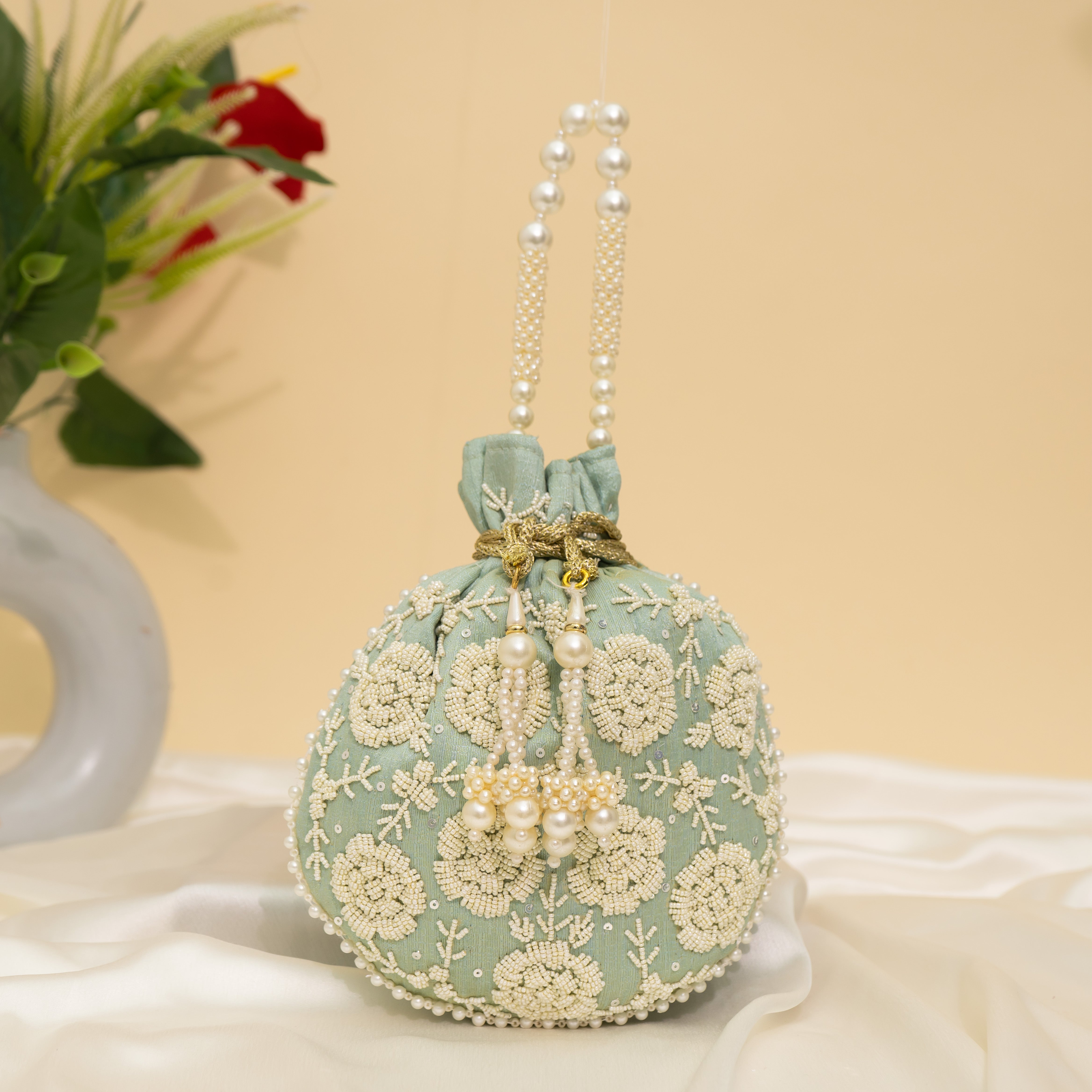 Pearl Glow Fantasy Potli