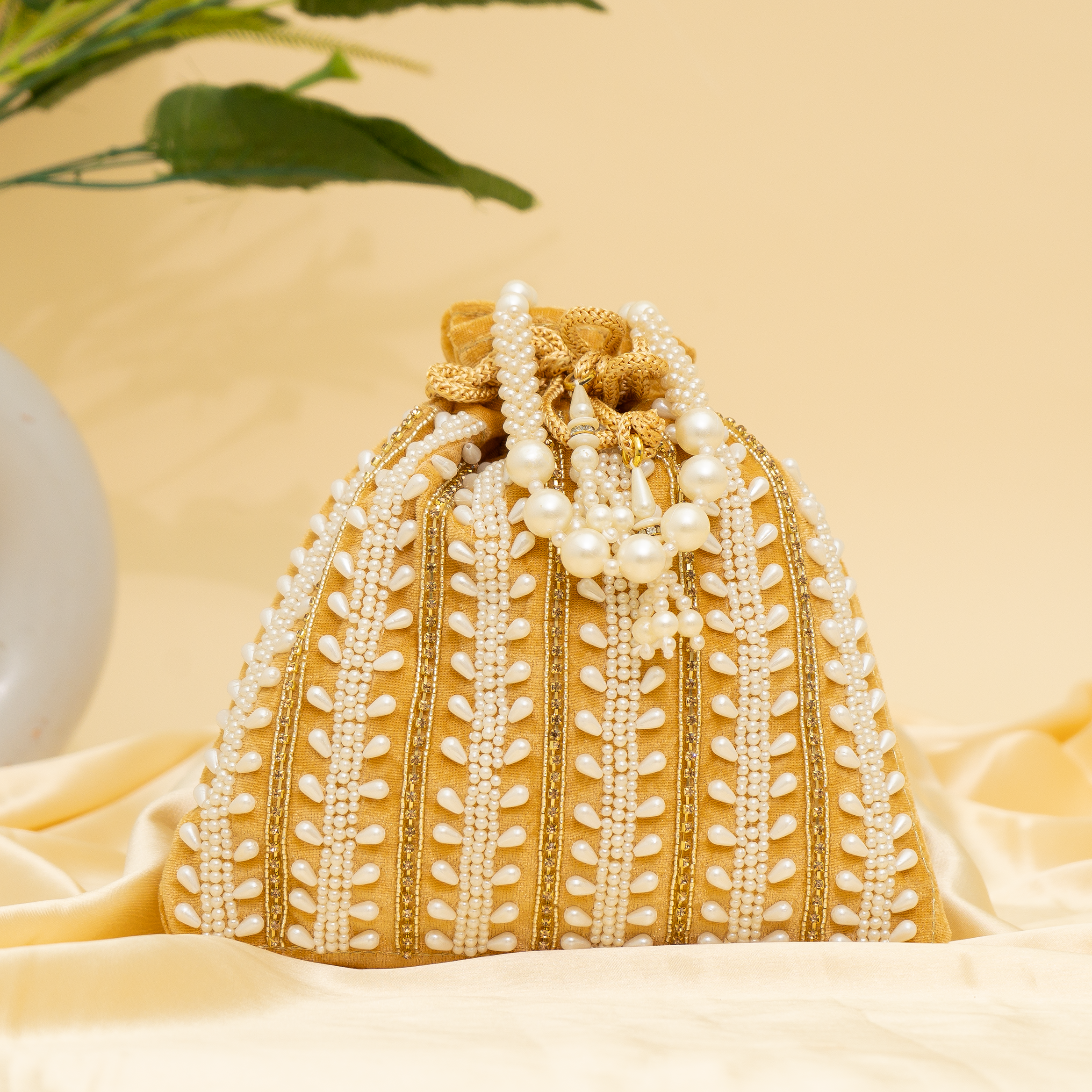 yellow Pearl Majesty potli | cara