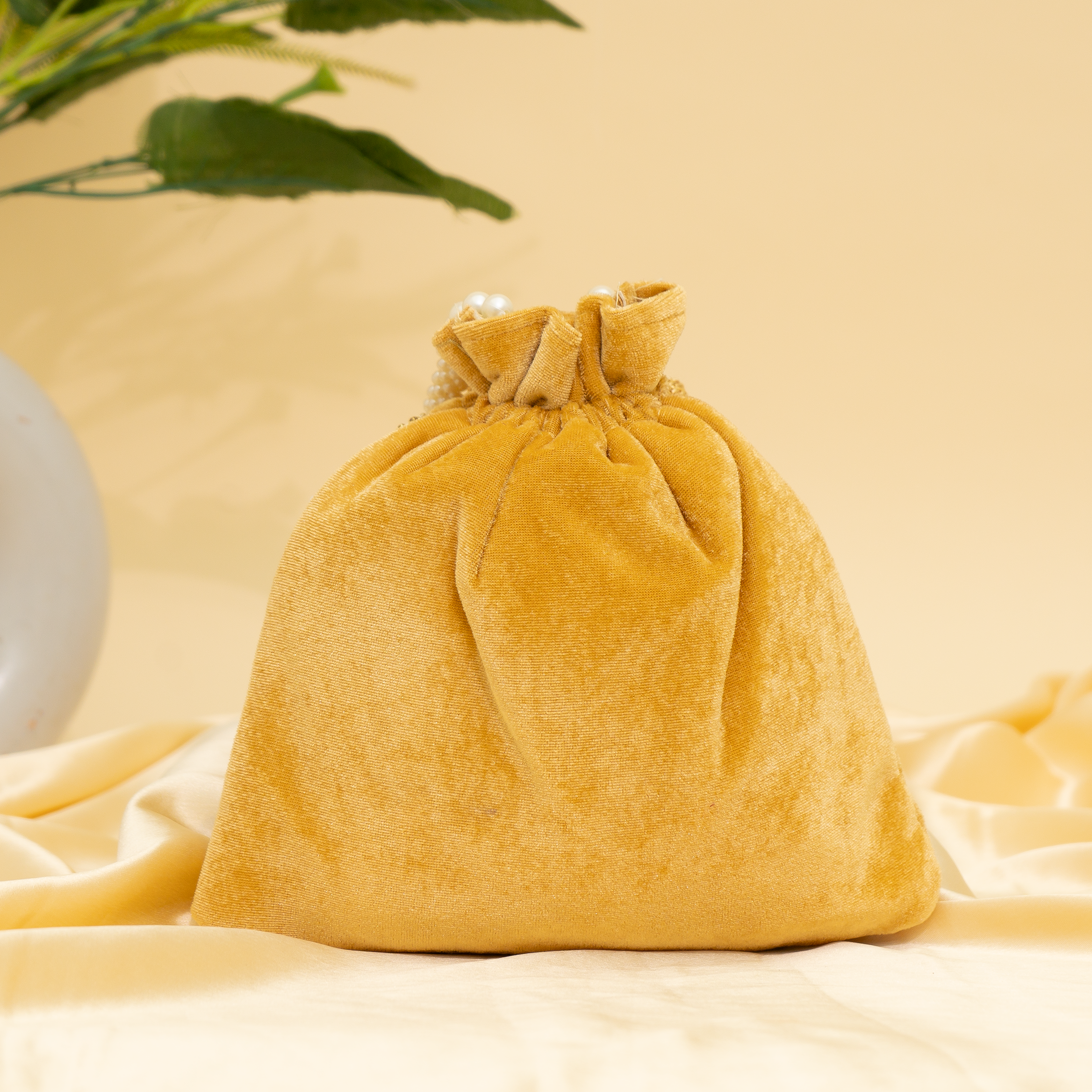 yellow Pearl Majesty potli | cara