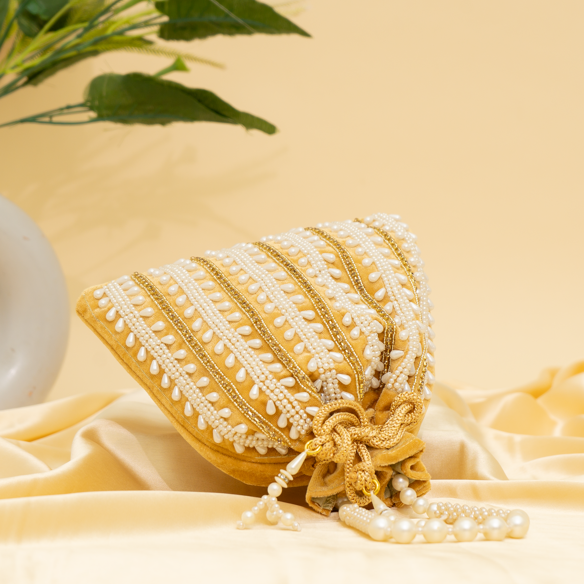 yellow Pearl Majesty potli | cara