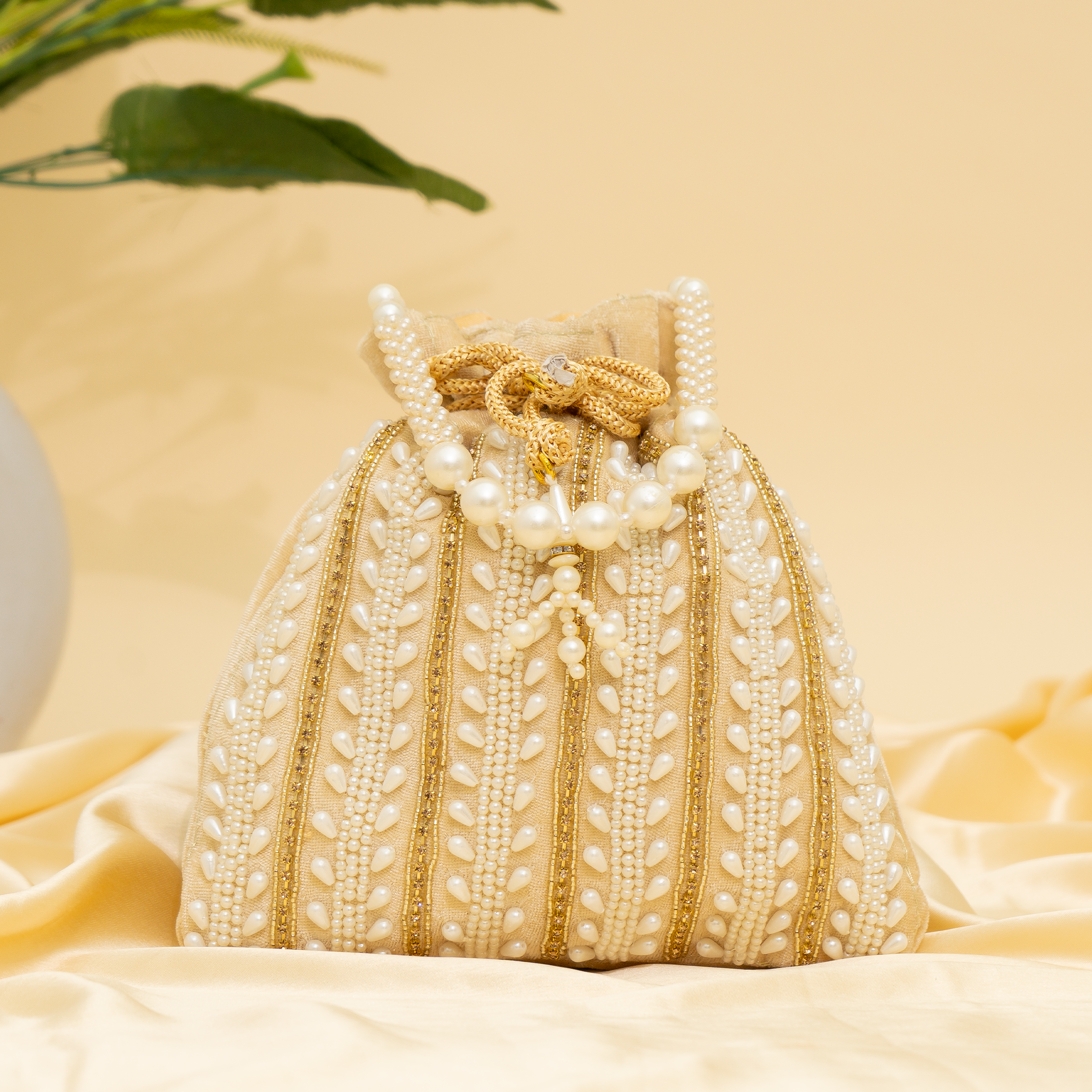 cream Pearl Majesty potli | cara