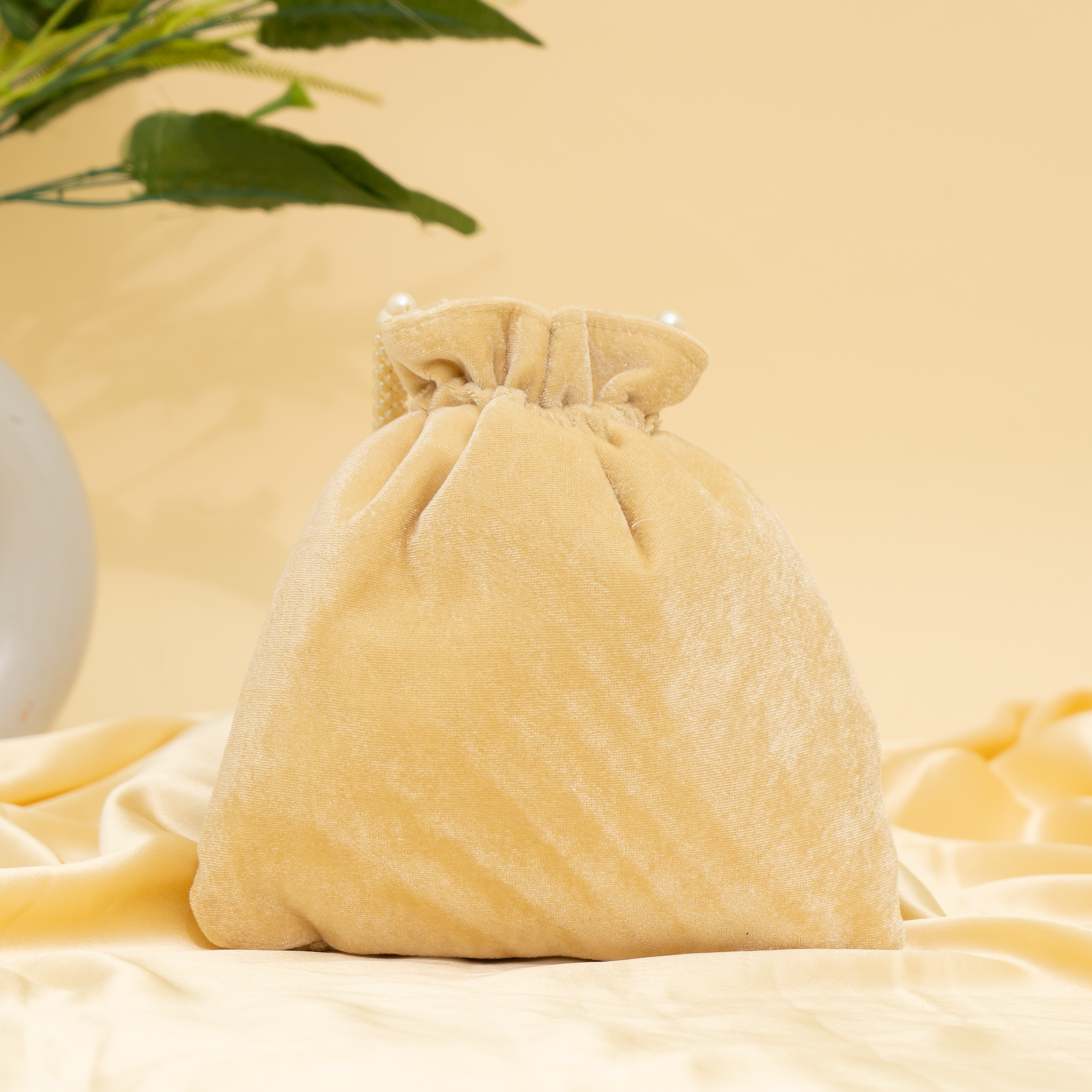 cream Pearl Majesty potli | cara