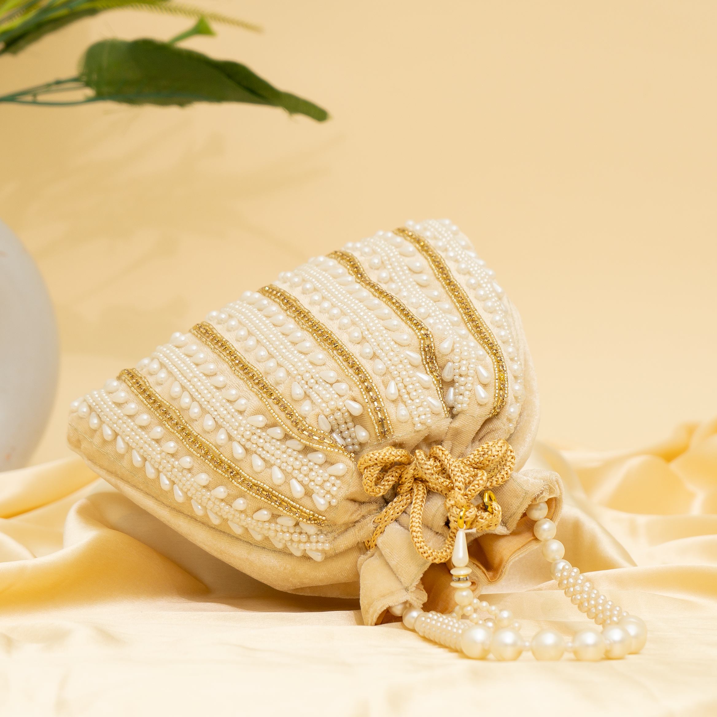 cream Pearl Majesty potli | cara