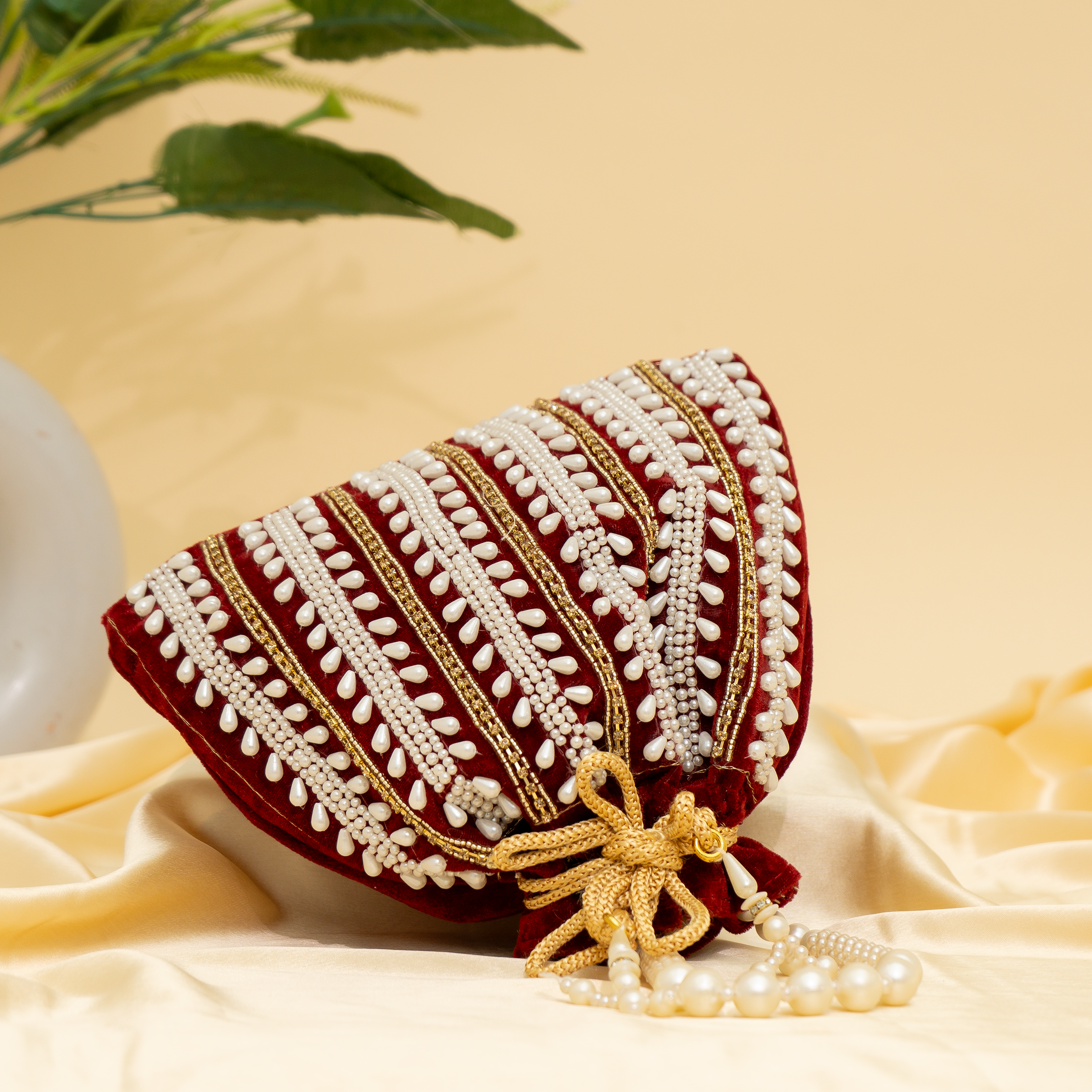 maroon Pearl Majesty potli | cara