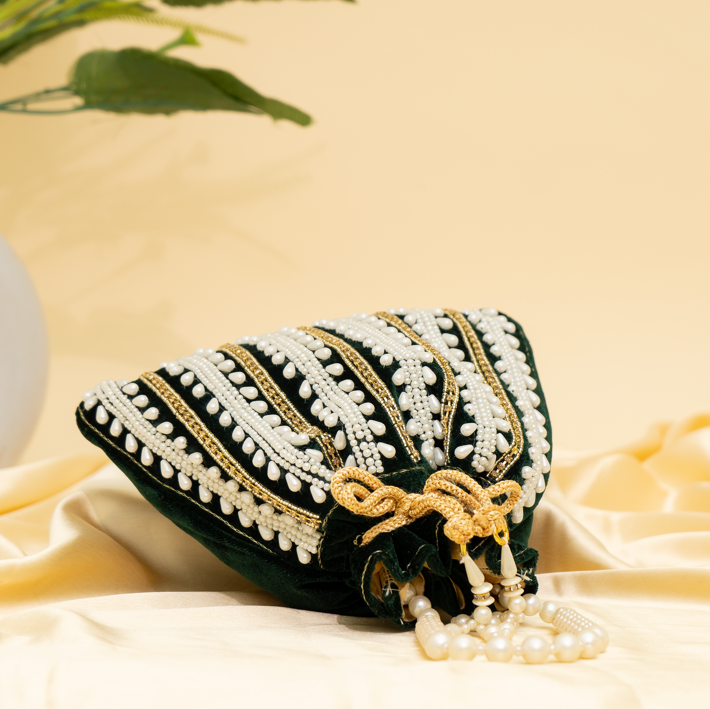 green Pearl Majesty potli | cara