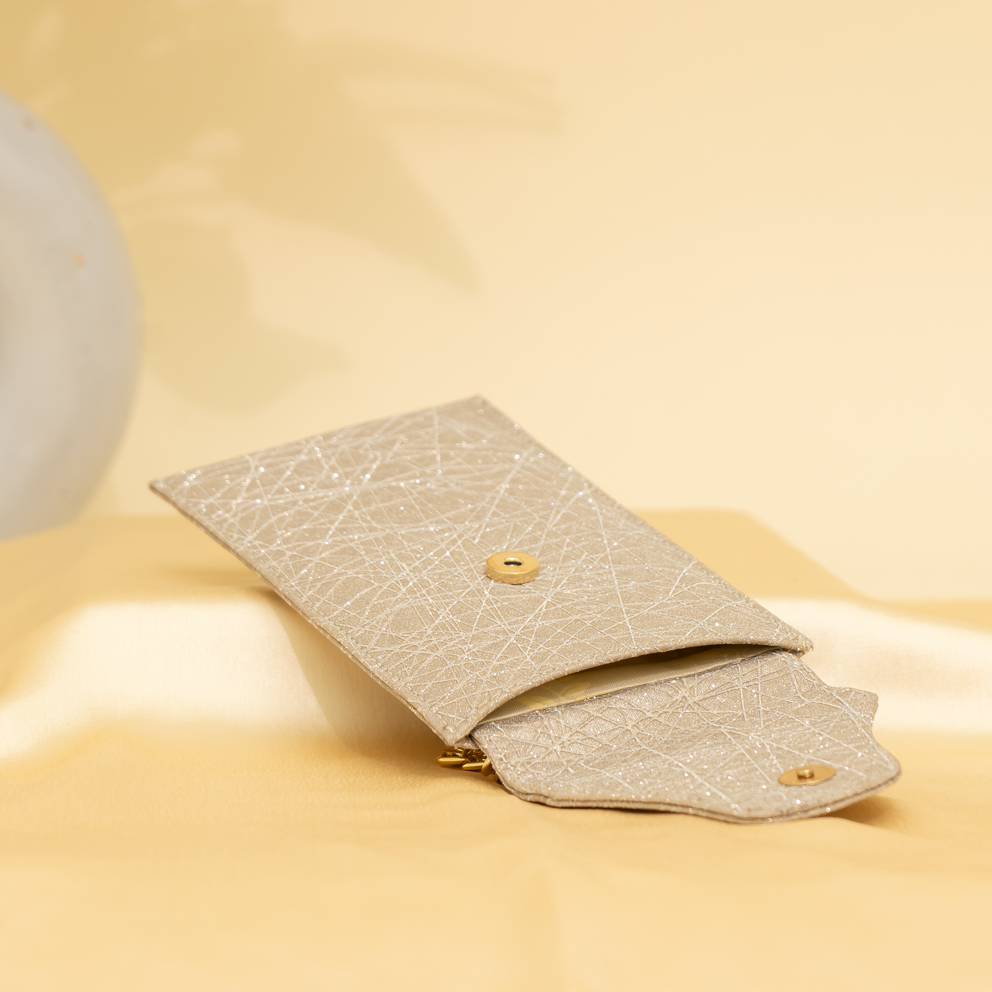 gold Gleam Chain Mobile Sling| cara