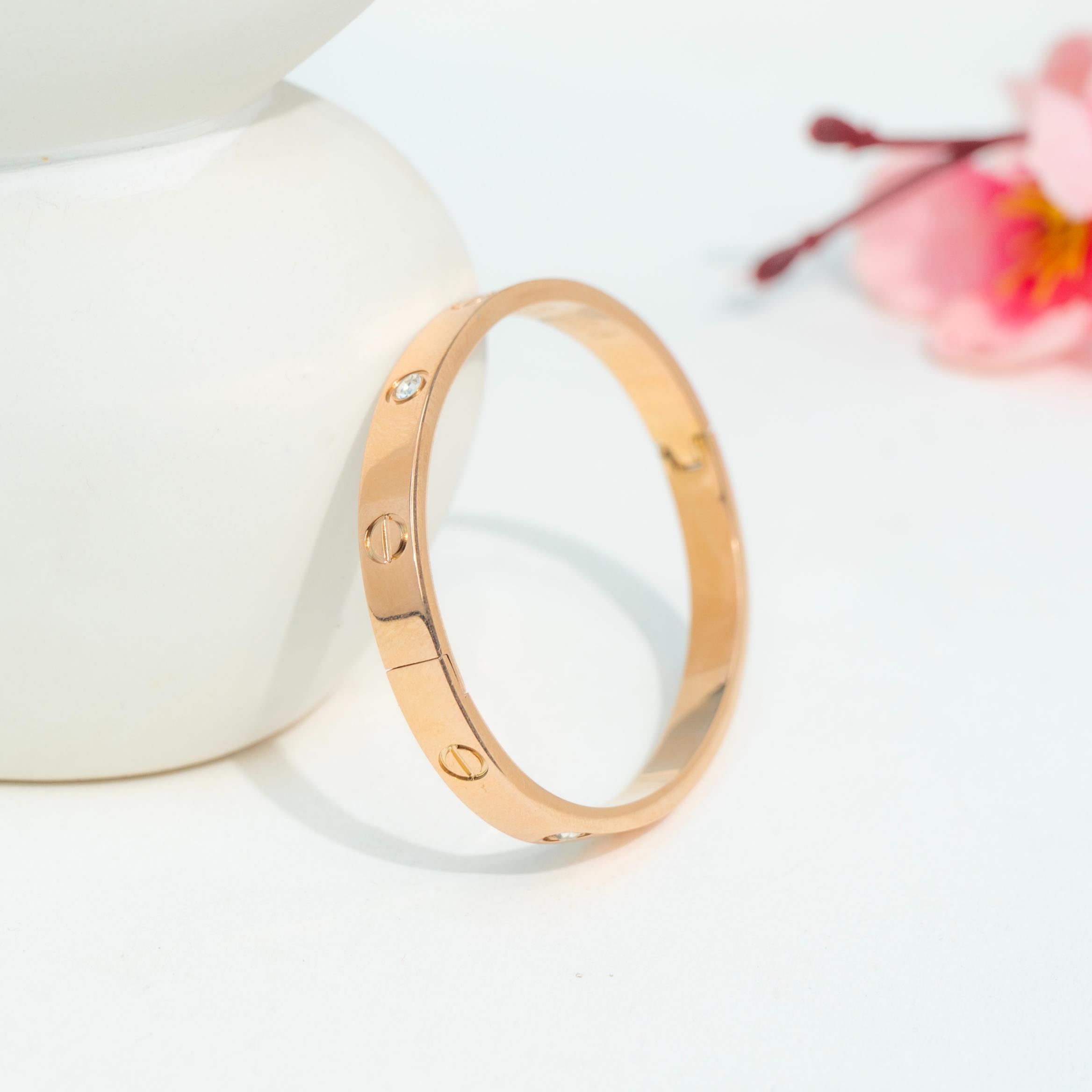 Sleek Screw Charm Kada